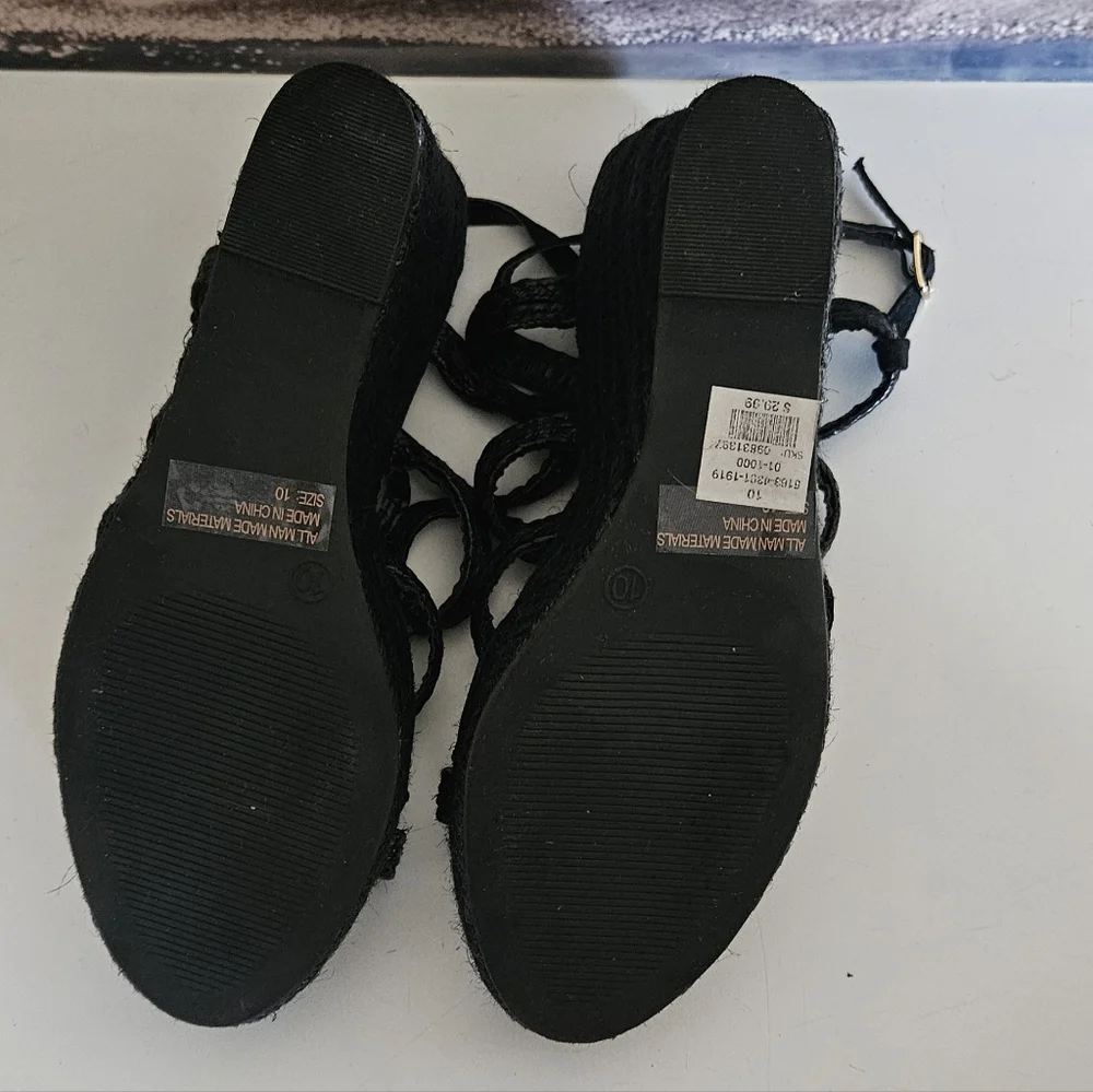 NWT Wild Diva Lounge Wedge Sandals